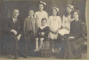 http://www.auntmorag.com/family1922.jpg (270071 bytes)